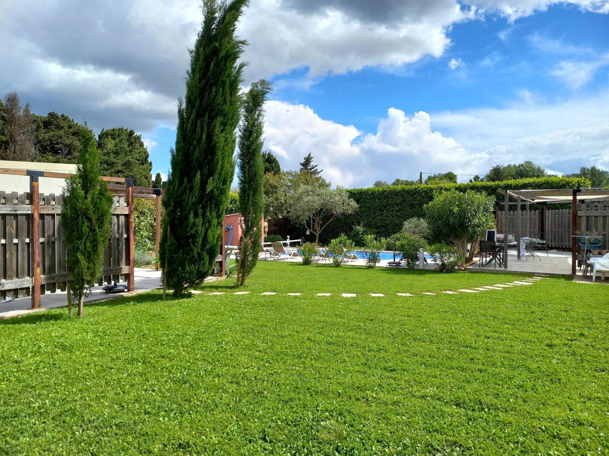 Hotel Le Mazet De L'Amathye Aramon Exterior foto